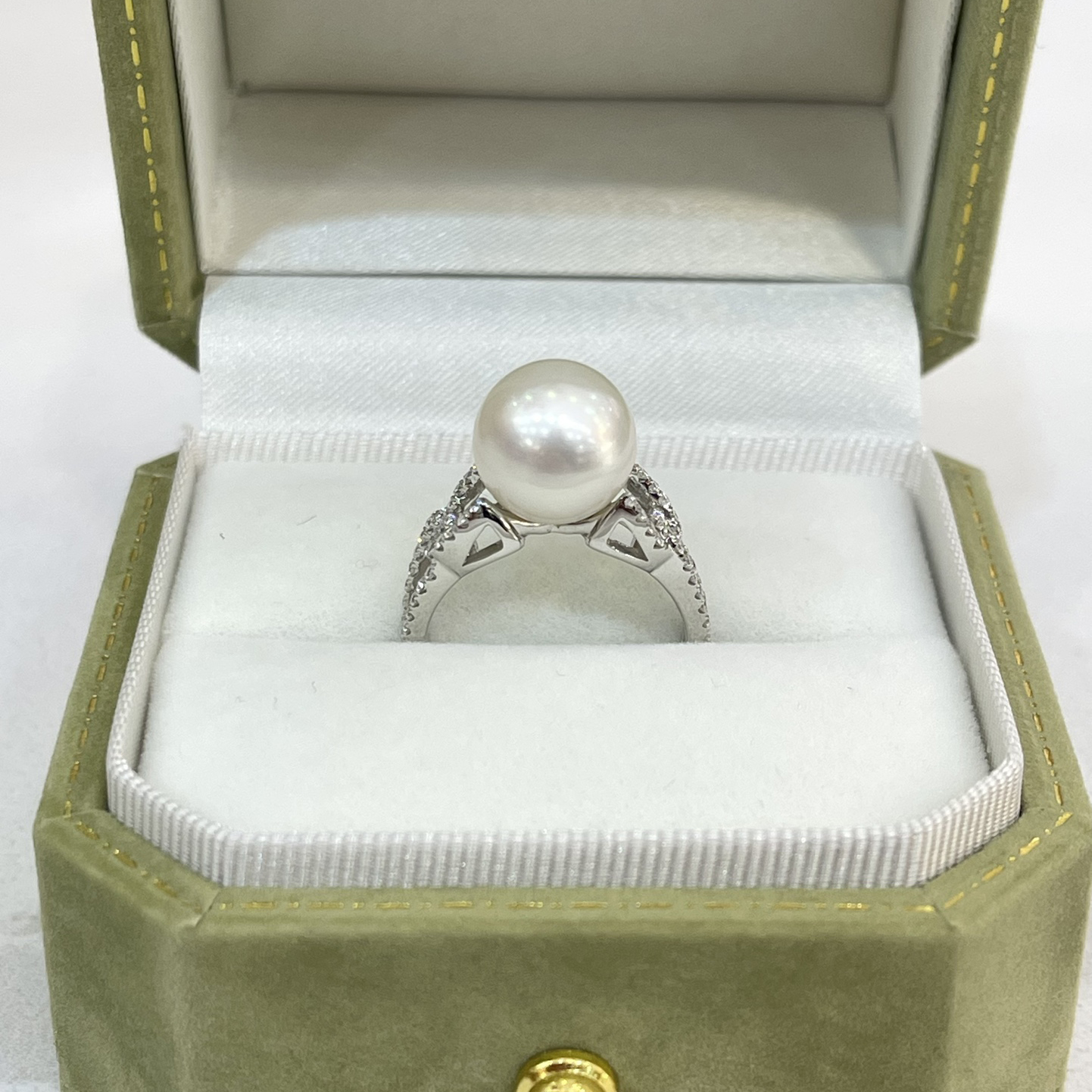 18K Gold Diamond Pearl Ring