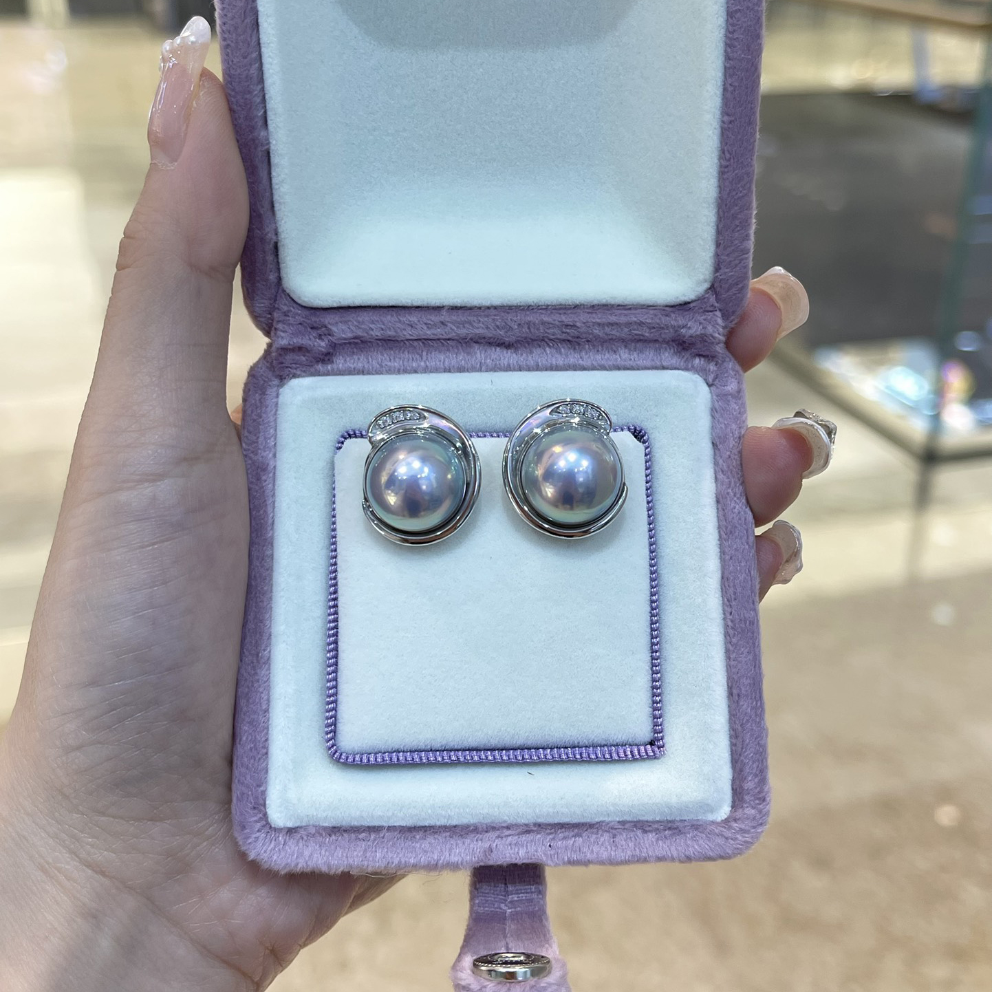 18K White Gold Mabe Pearl Ear Clip