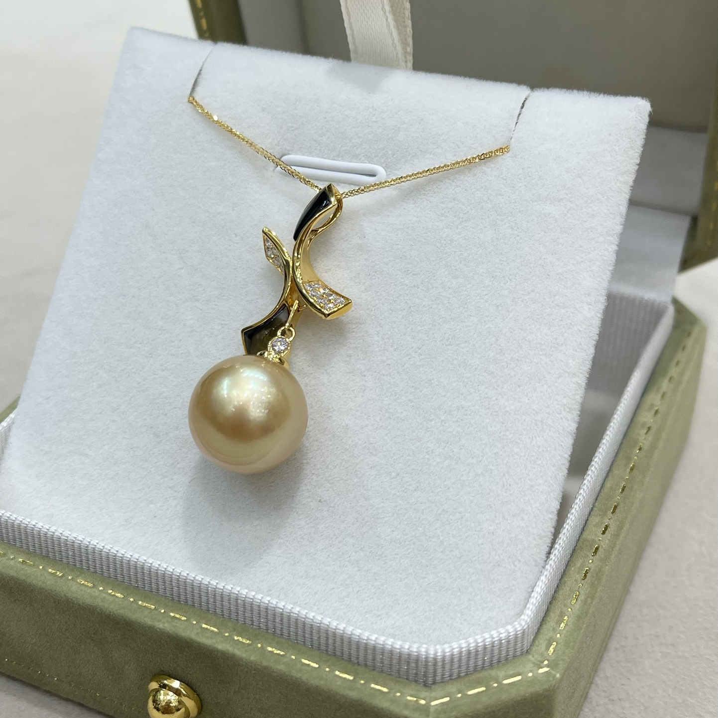18K Gold Agate Diamond Pearl Pendant
