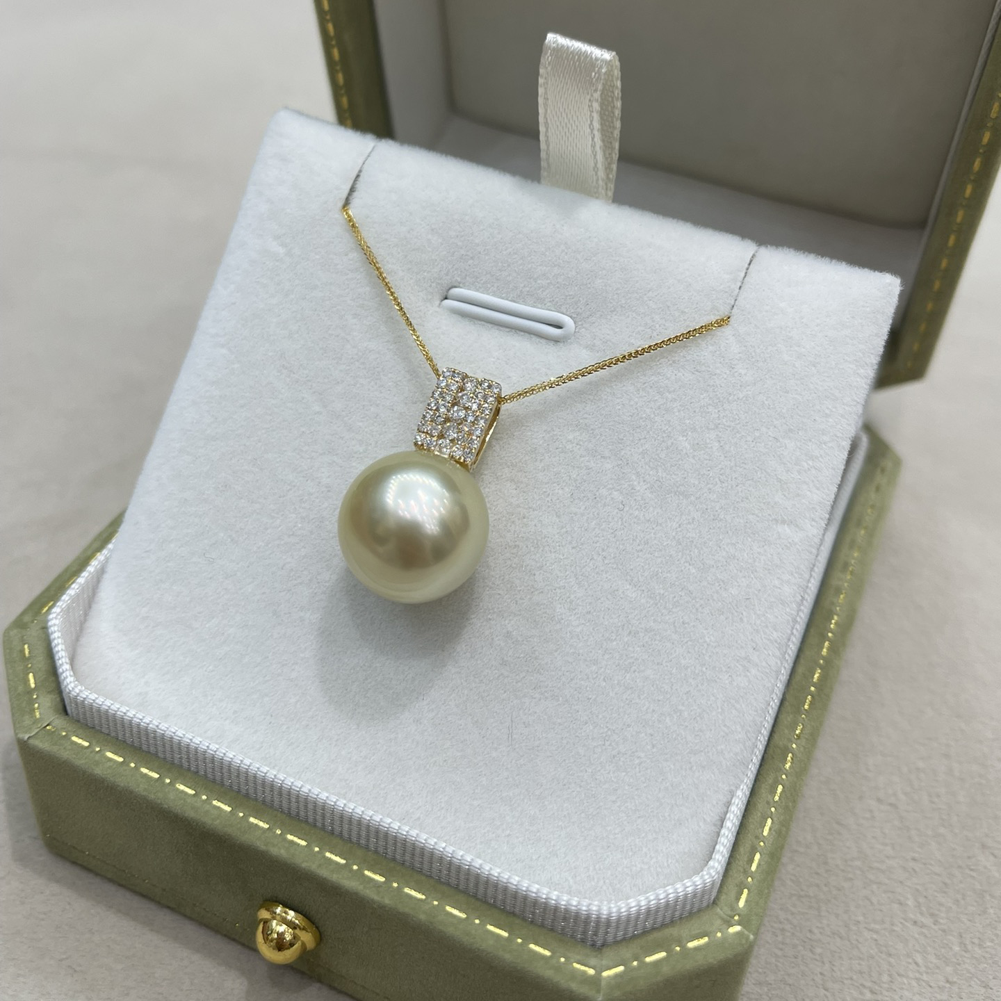 18K Gold Diamond Pearl Pendant