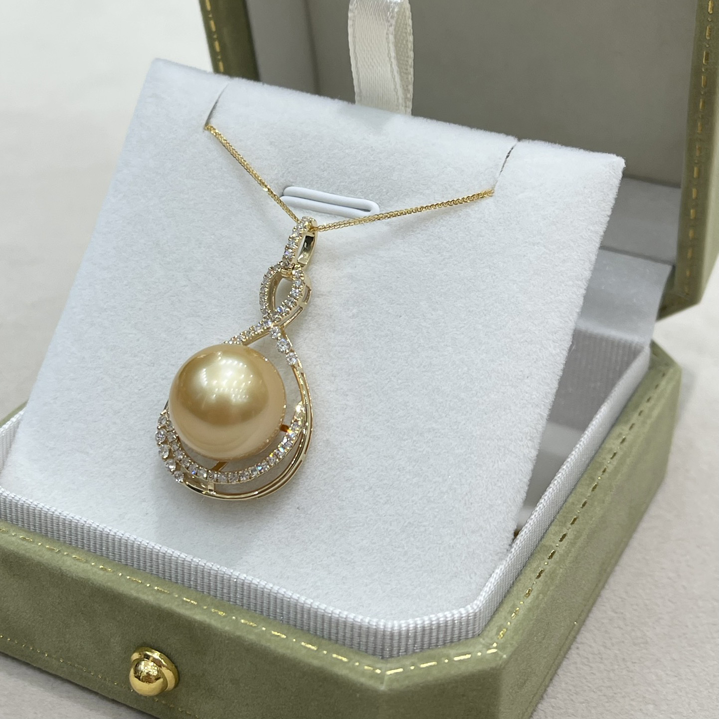 18K Gold Diamond Pearl Pendant