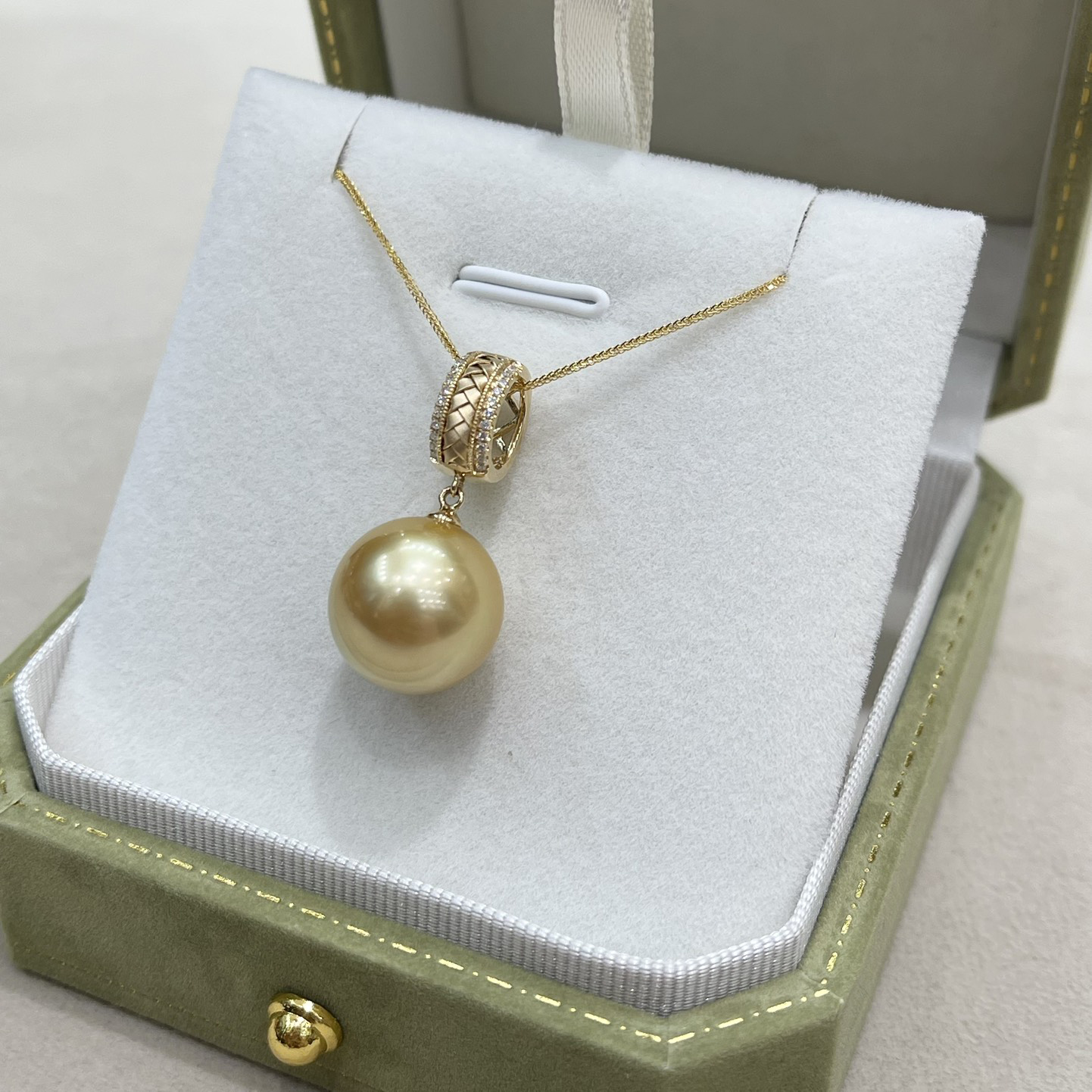 18K Gold Diamond Pearl Pendant