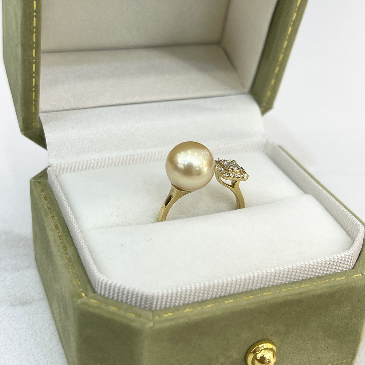 18K Gold Diamond Pearl Ring