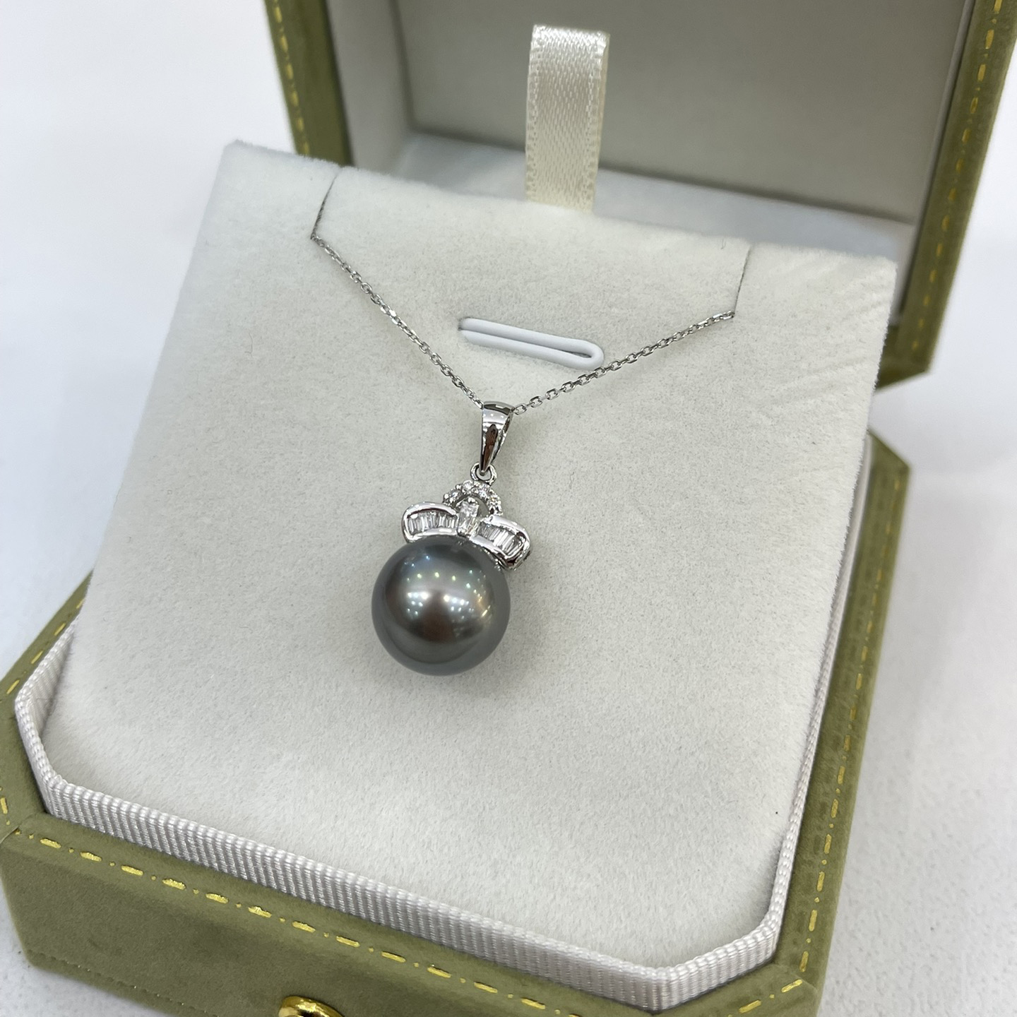 18K Gold Diamond Tahitian Pearl Pendant