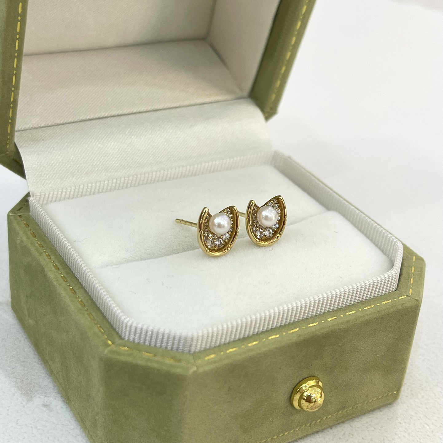18K Gold Small Horseshoe Akoya Pearl Earrings