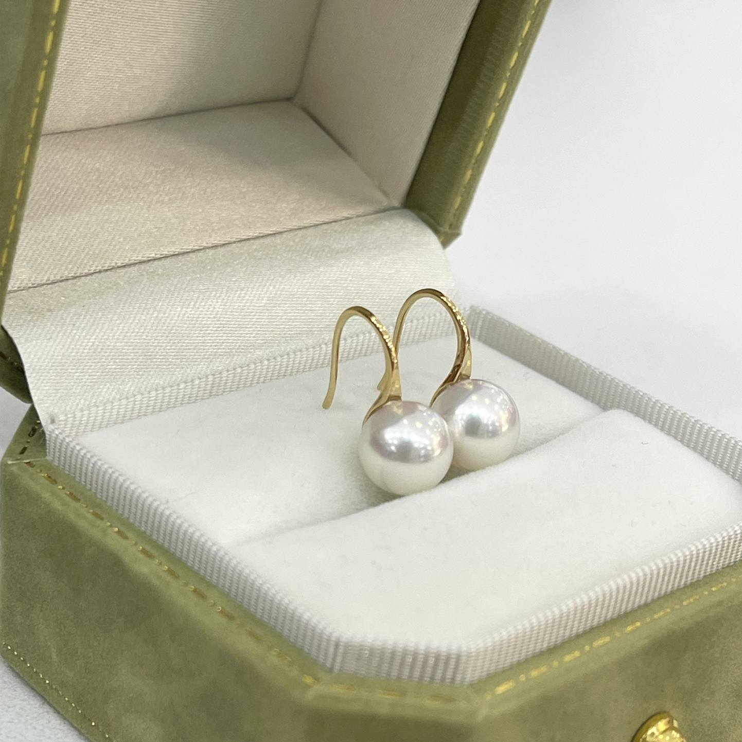18K Gold Akoya High Heel Ear Hooks