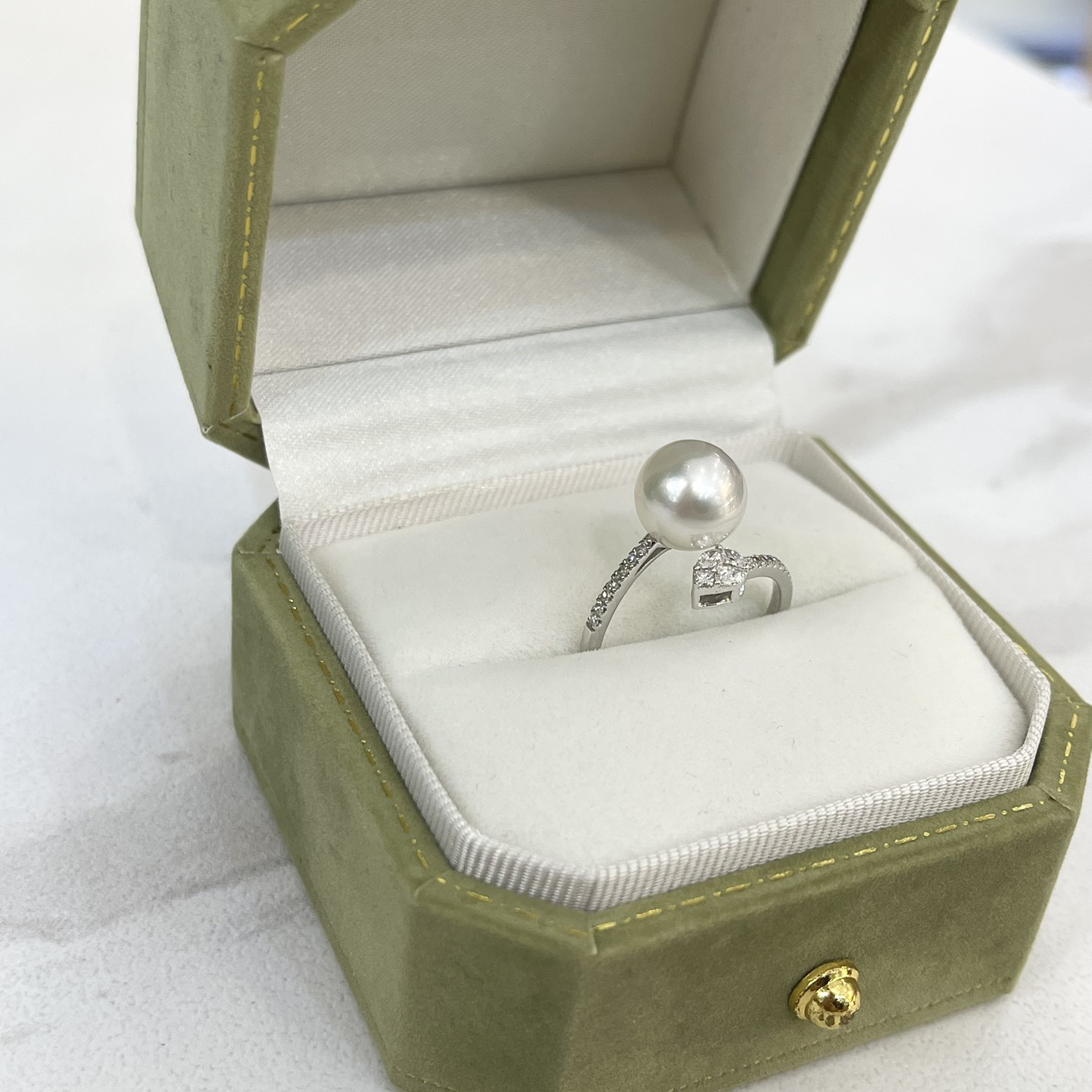 18K Gold Diamond and White Pearl Ring