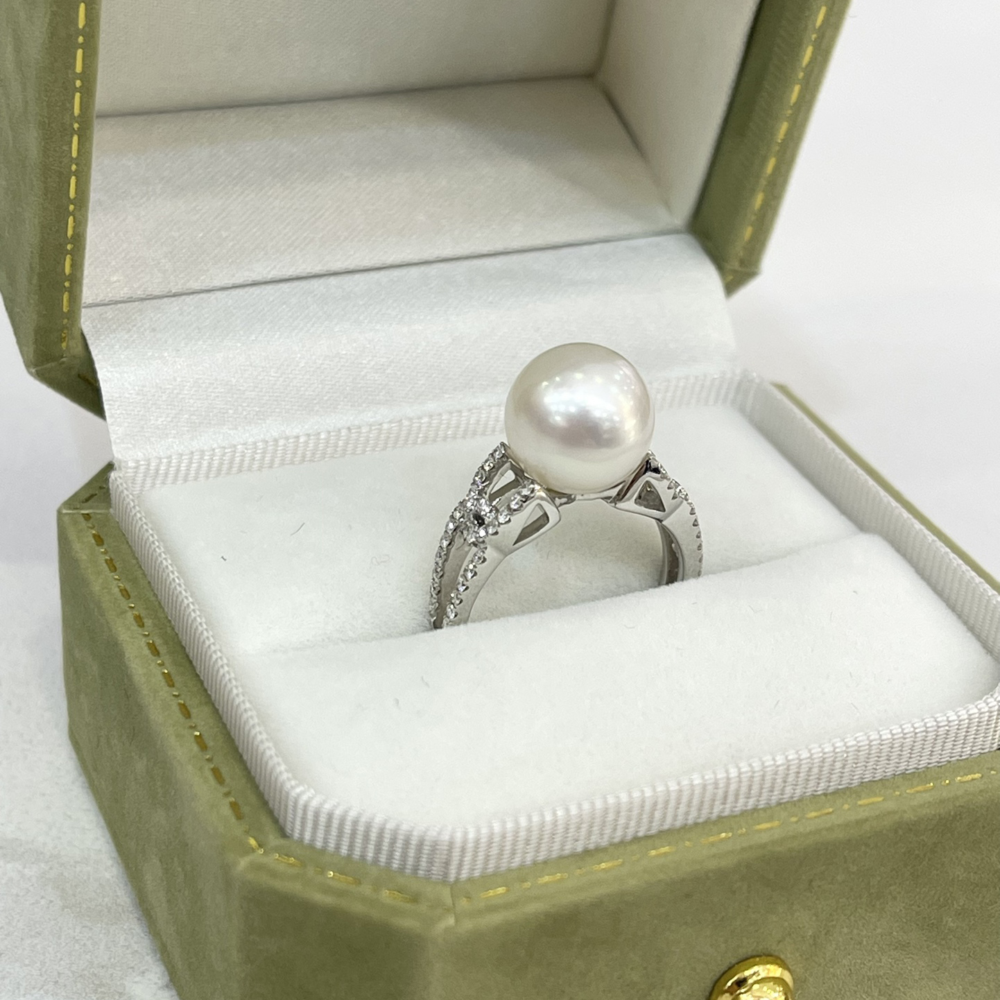 18K Gold Diamond Pearl Ring