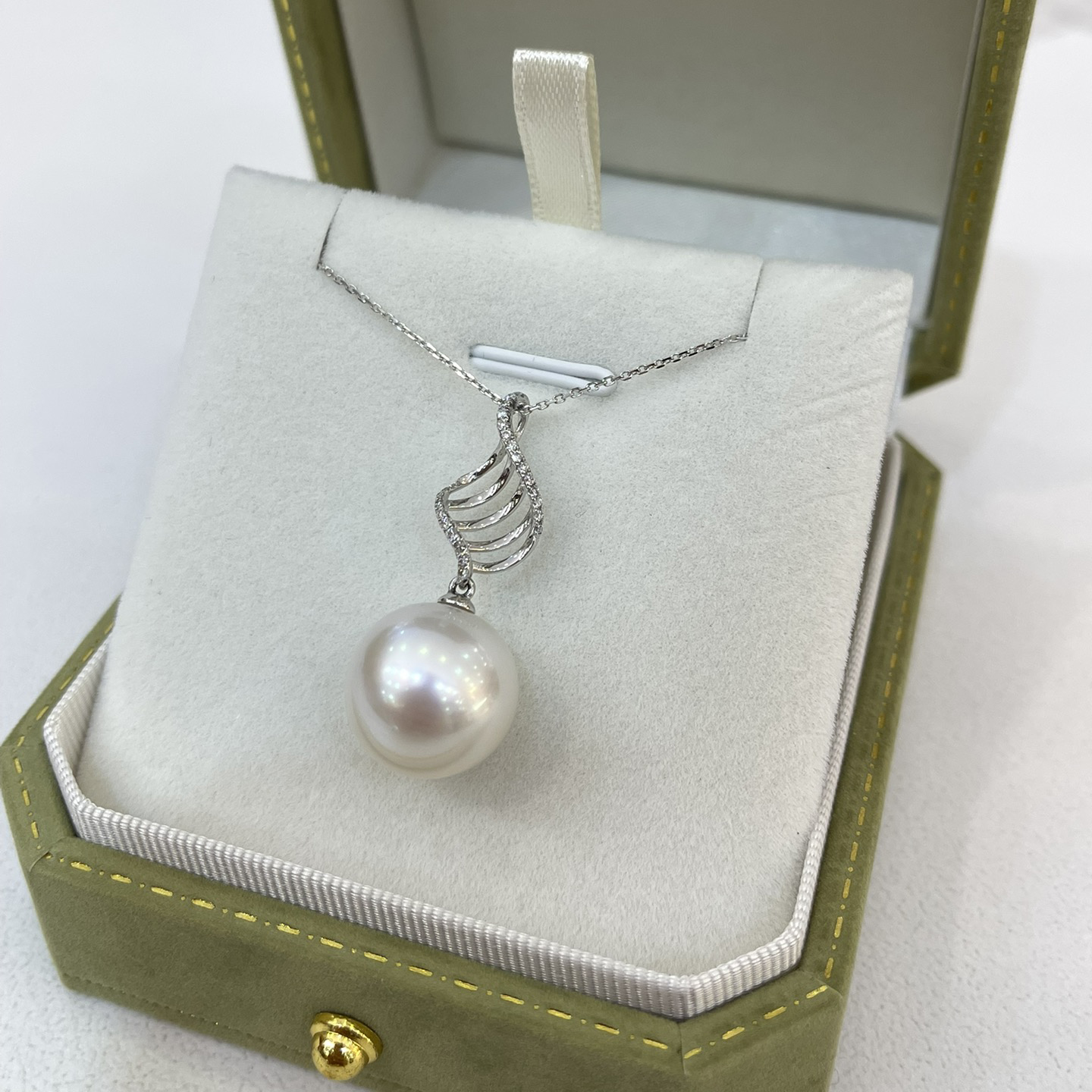 18K Gold Diamond Australian White Pearl Pendant