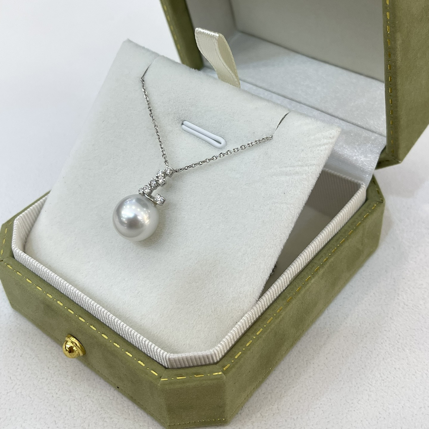 18K Gold Diamond L-shaped Pearl Pendant