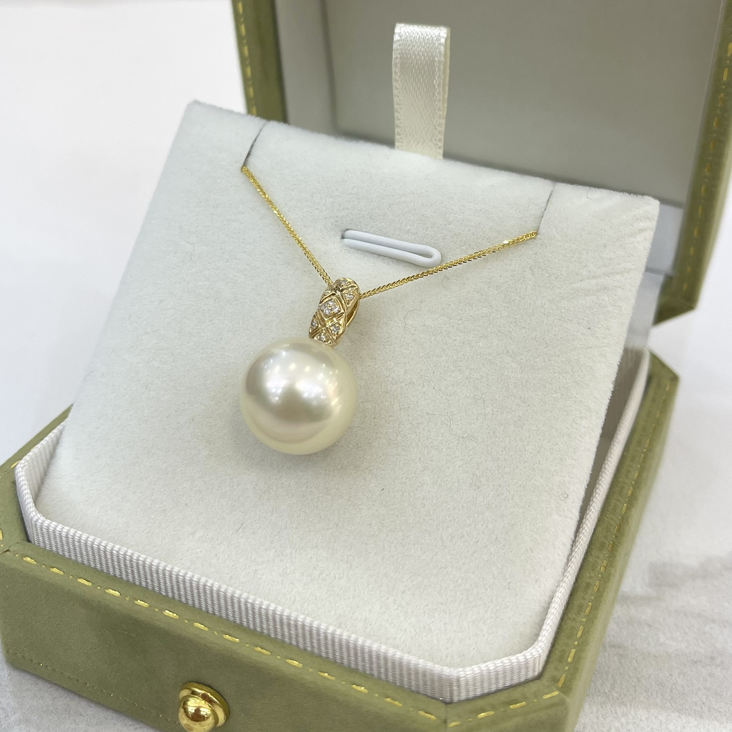 18K Gold Diamond Australian White Pearl Pendant