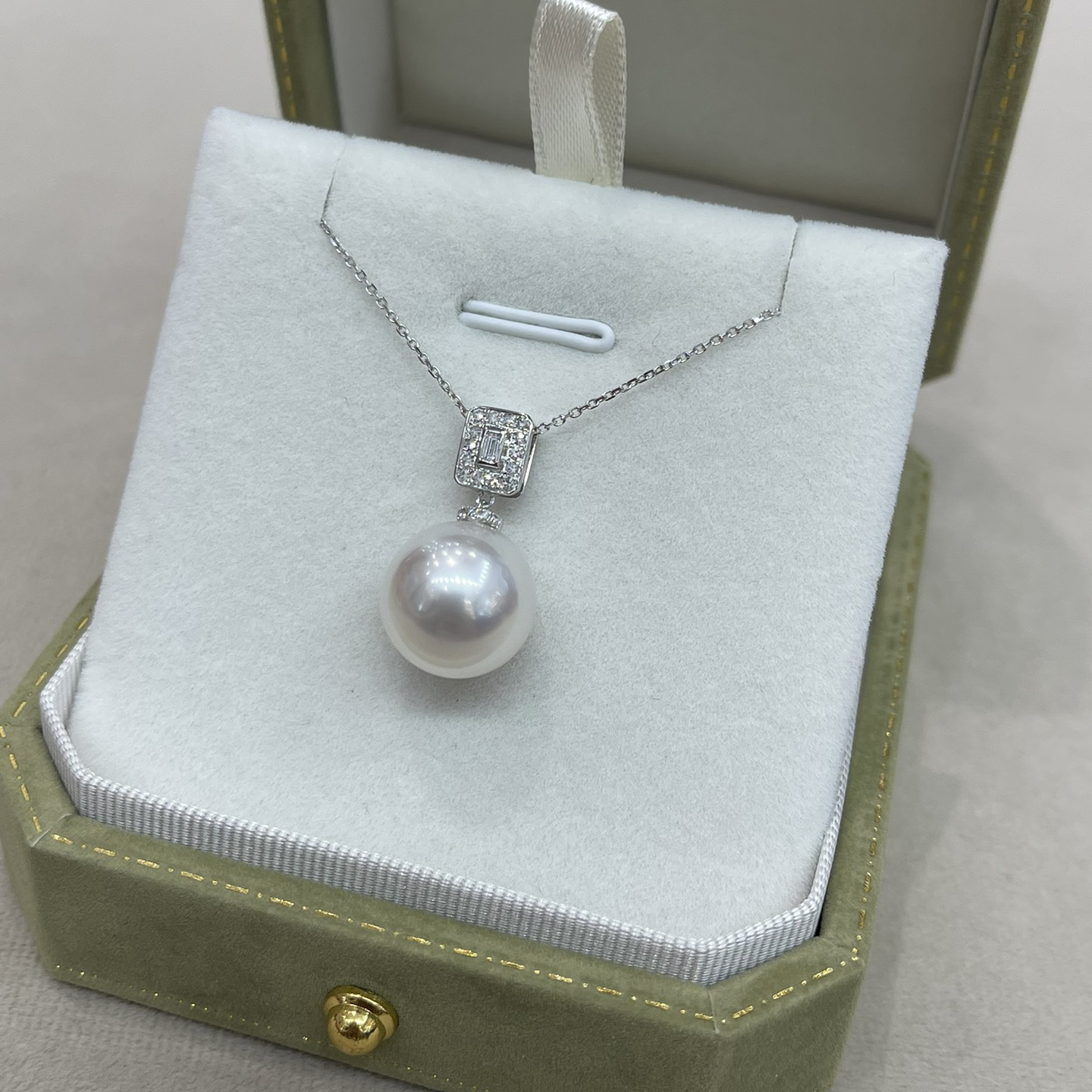 18K Gold Diamond Pearl Pendant