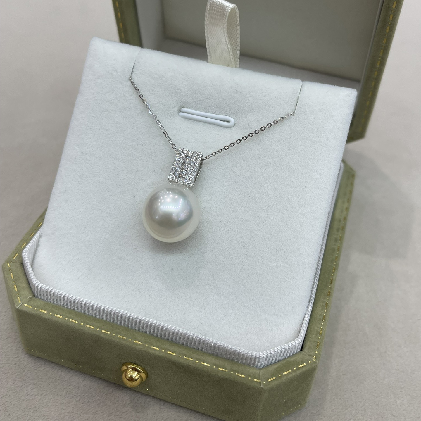 18K Gold Diamond Pearl Pendant
