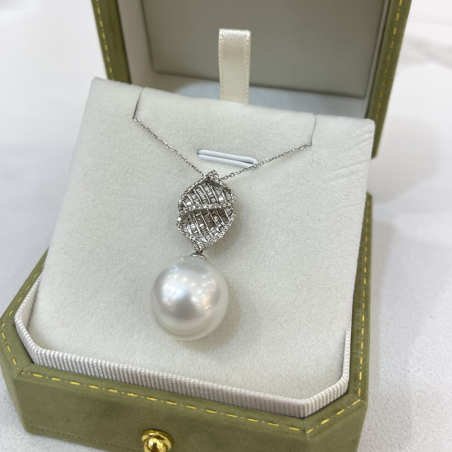 18K Gold Diamond Pearl Pendant