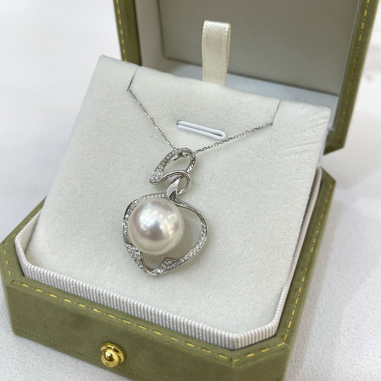 18K Gold Diamond Pearl Pendant