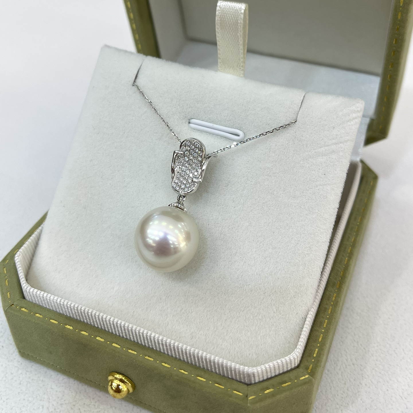 18K Gold Diamond Pearl Pendant (skateboard-shaped)