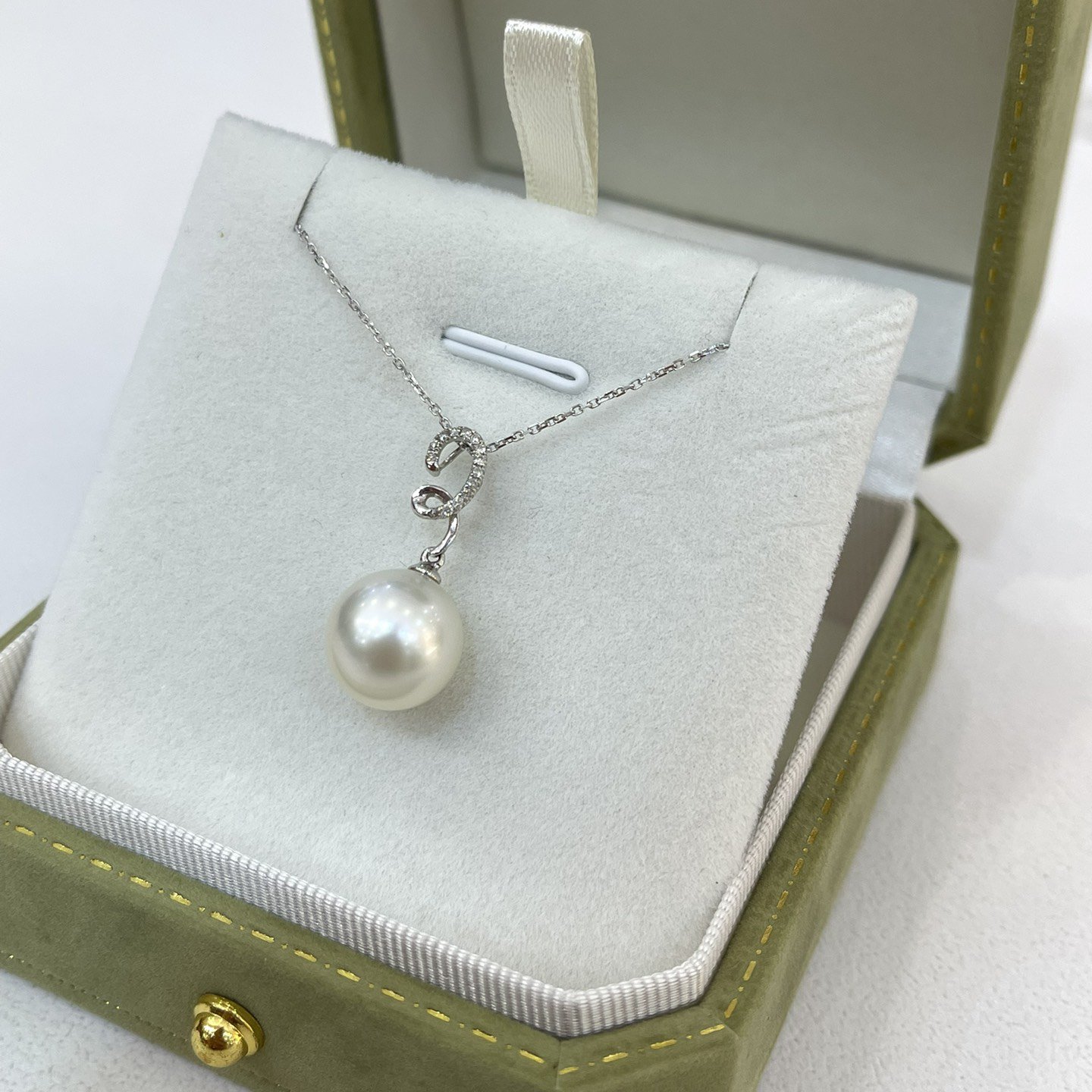 18K Gold Diamond Pearl Ribbon Pendant