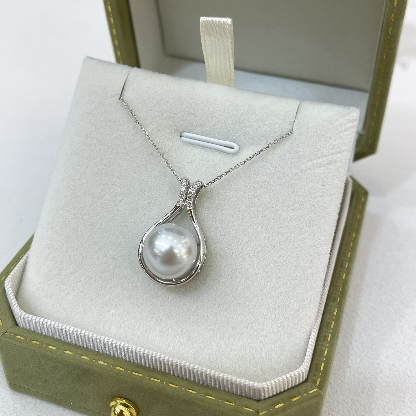 18K Gold Diamond Pearl Pendant