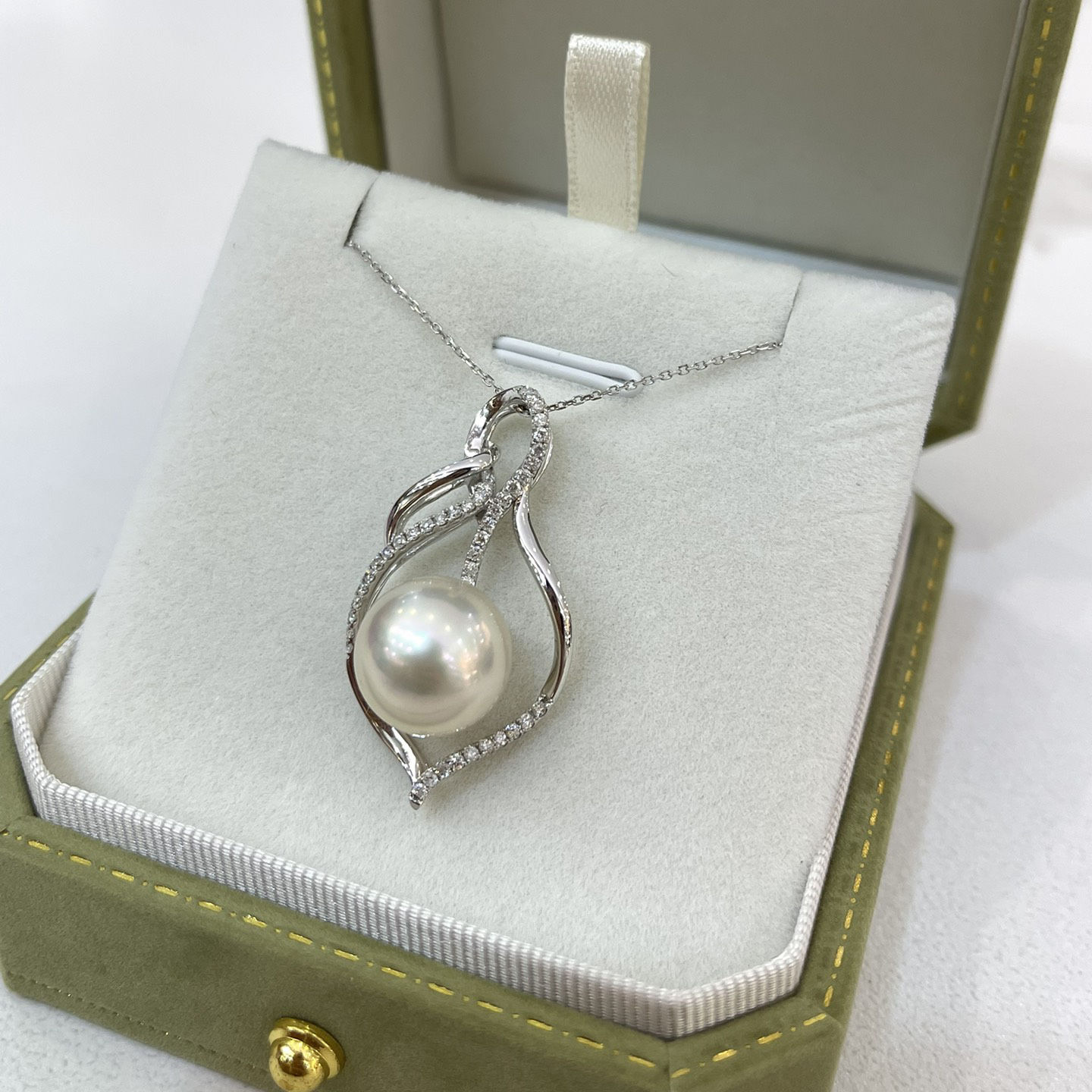 18K Gold Diamond Pearl Pendant