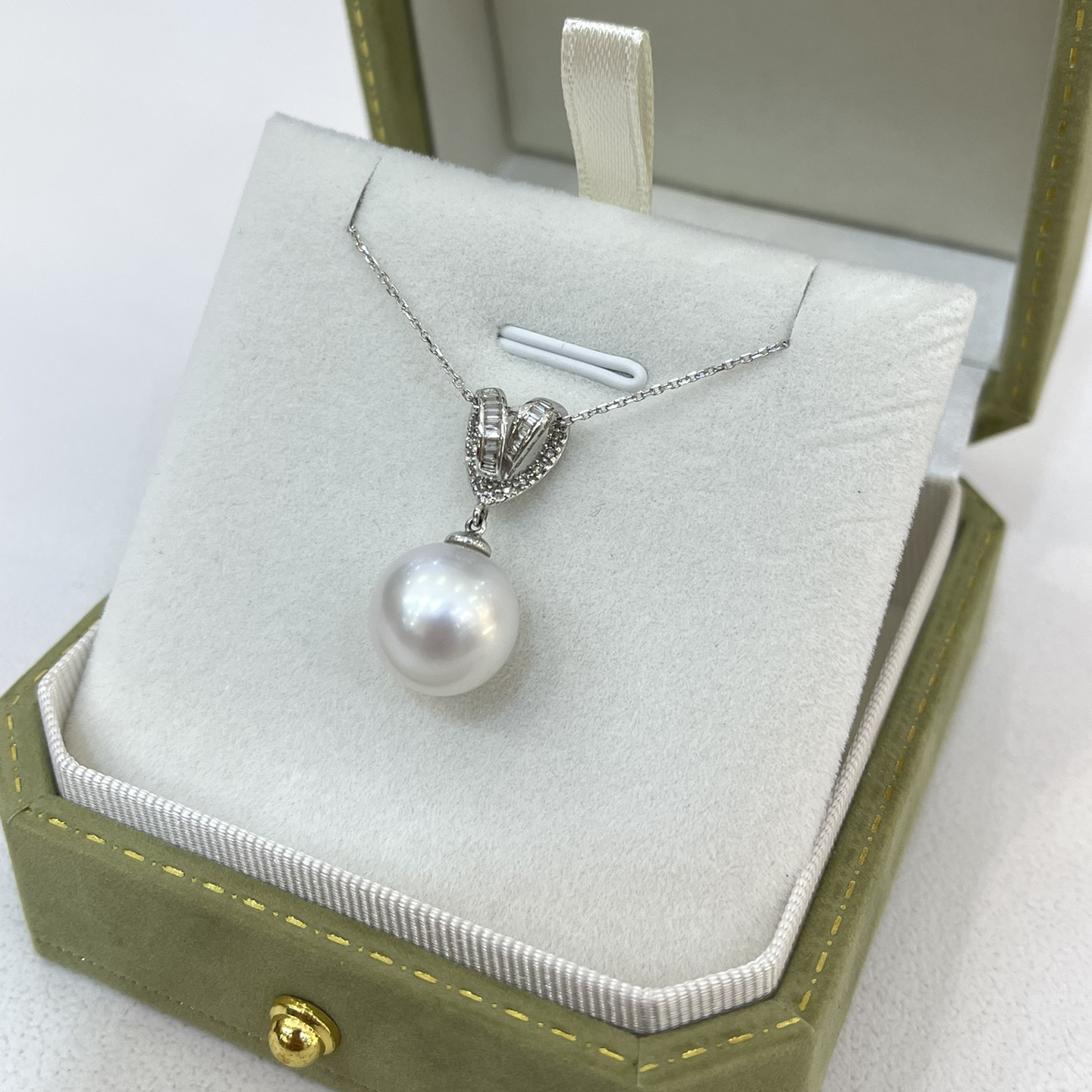 18K Gold Diamond Pearl Hollow Heart Pendant