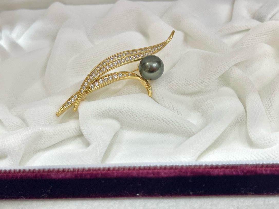 Leaf Pearl Brooch
