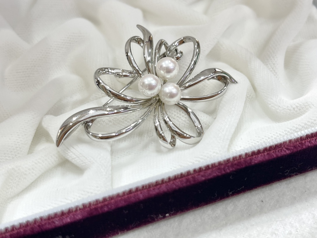 Exquisite Bouquet Pearl Brooch