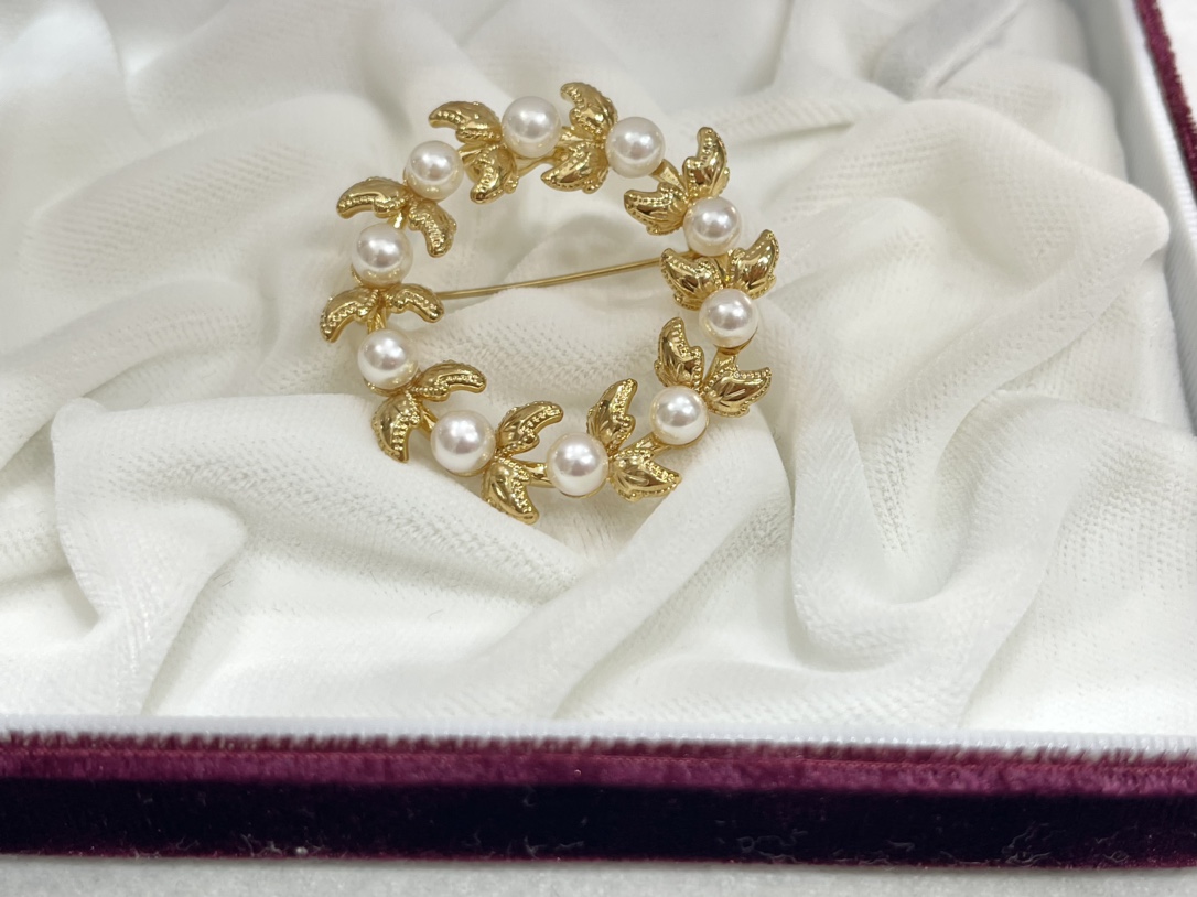 Exquisite Garland Pearl Brooch