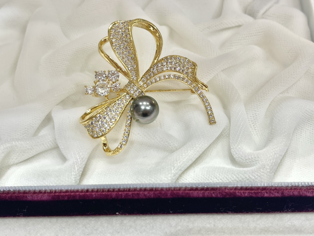 Bow brooch