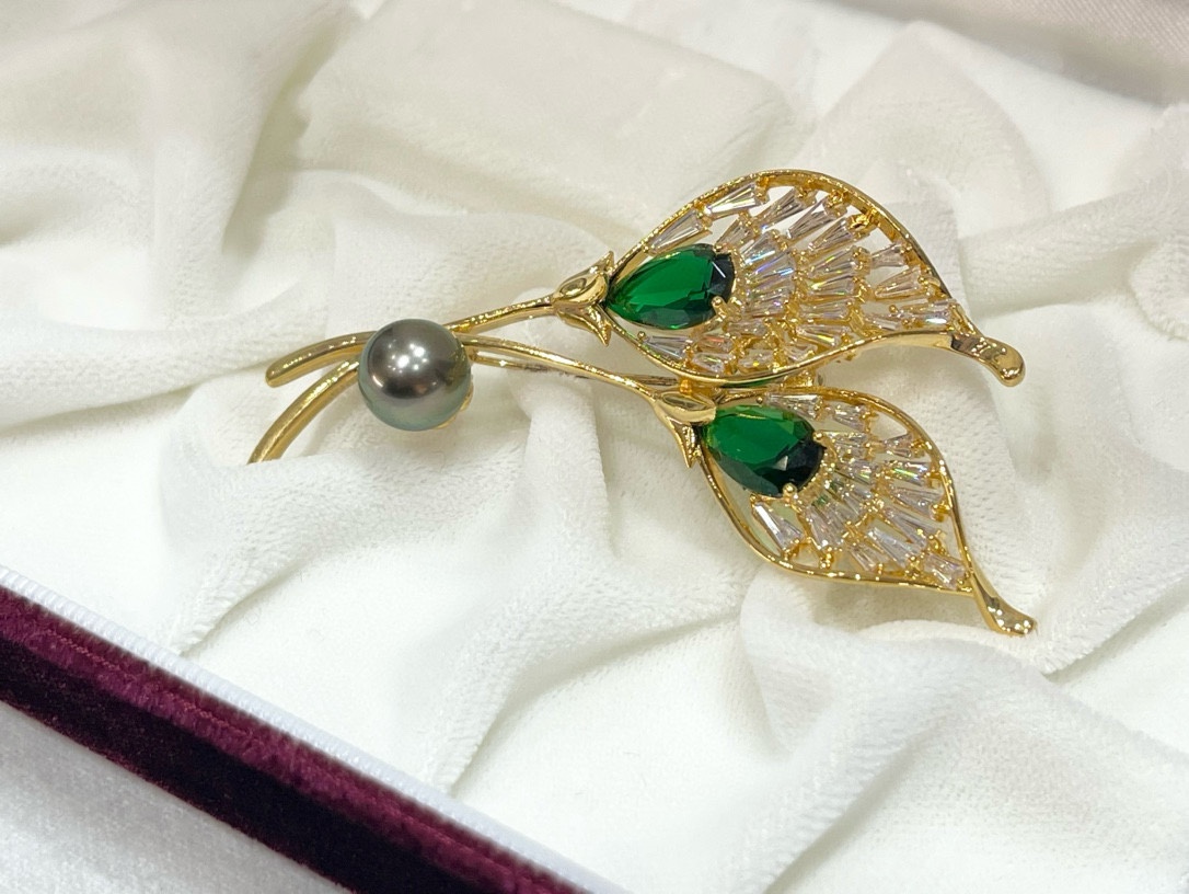 Tulip Pearl Pearl Brooch