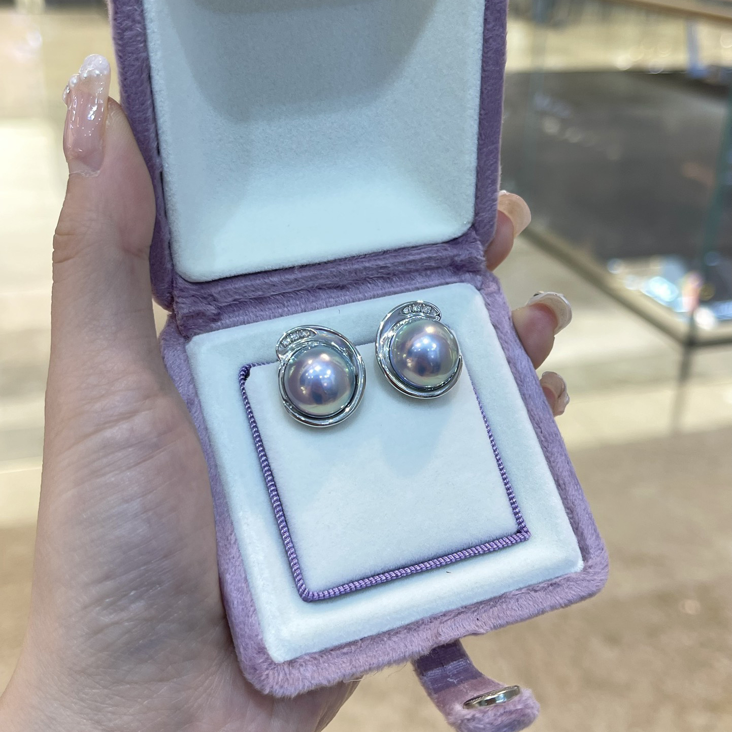 18K White Gold Mabe Pearl Ear Clip