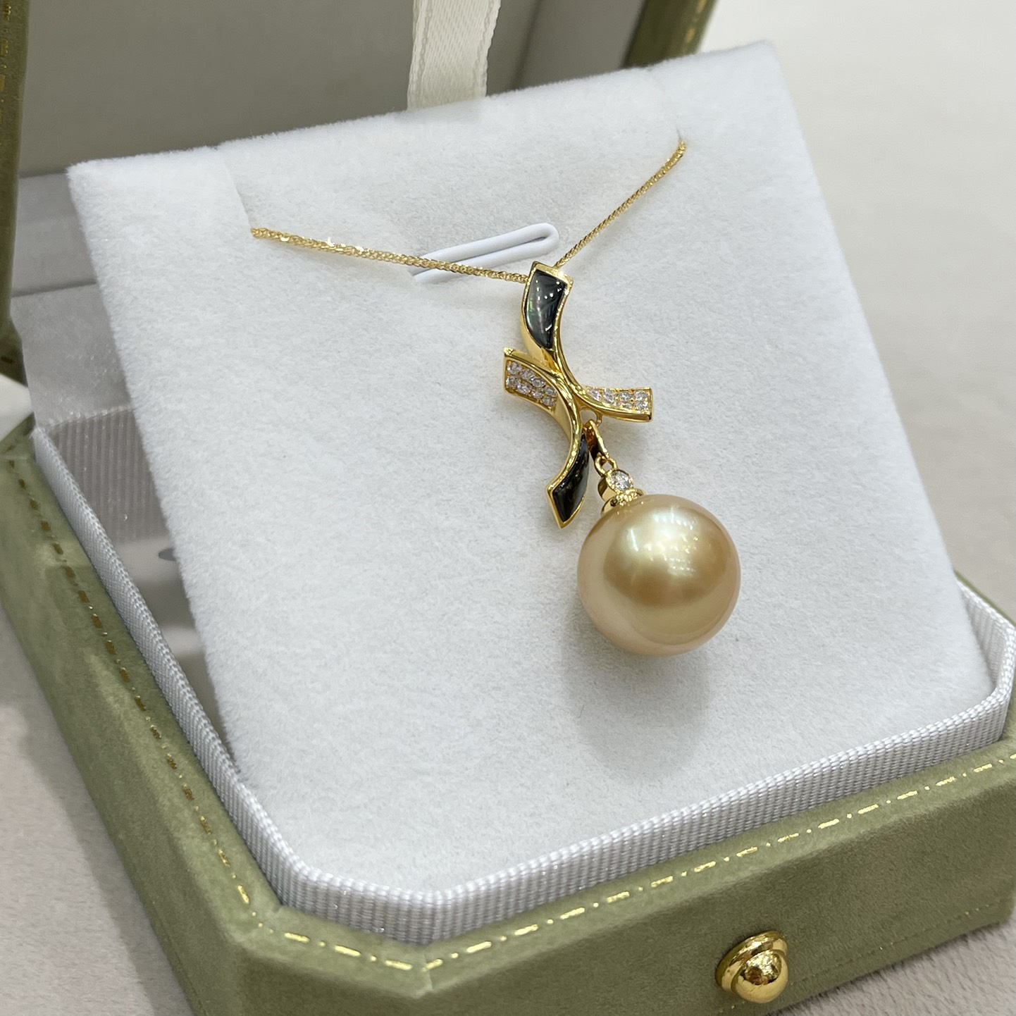18K Gold Agate Diamond Pearl Pendant