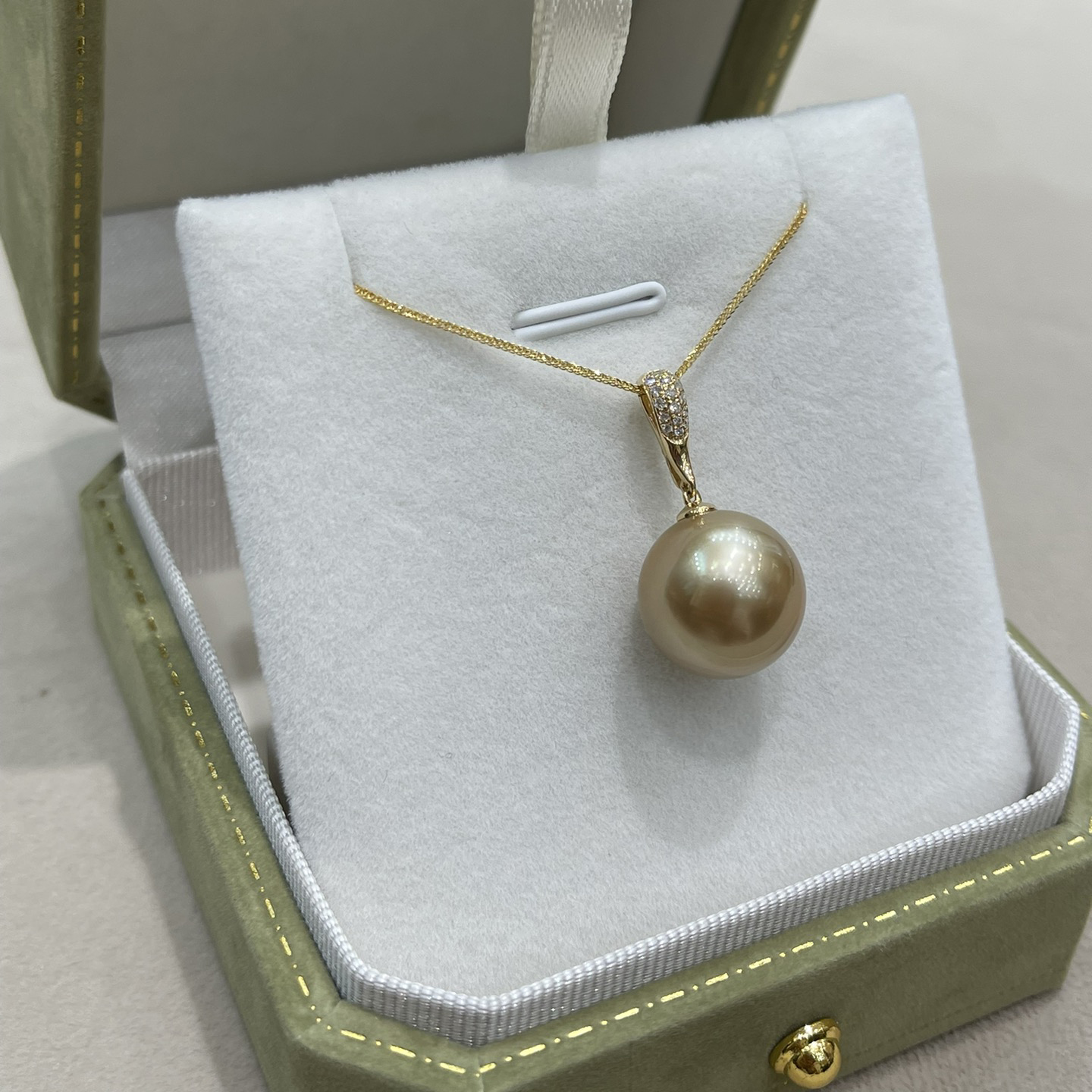 18K Gold Diamond Pearl Pendant