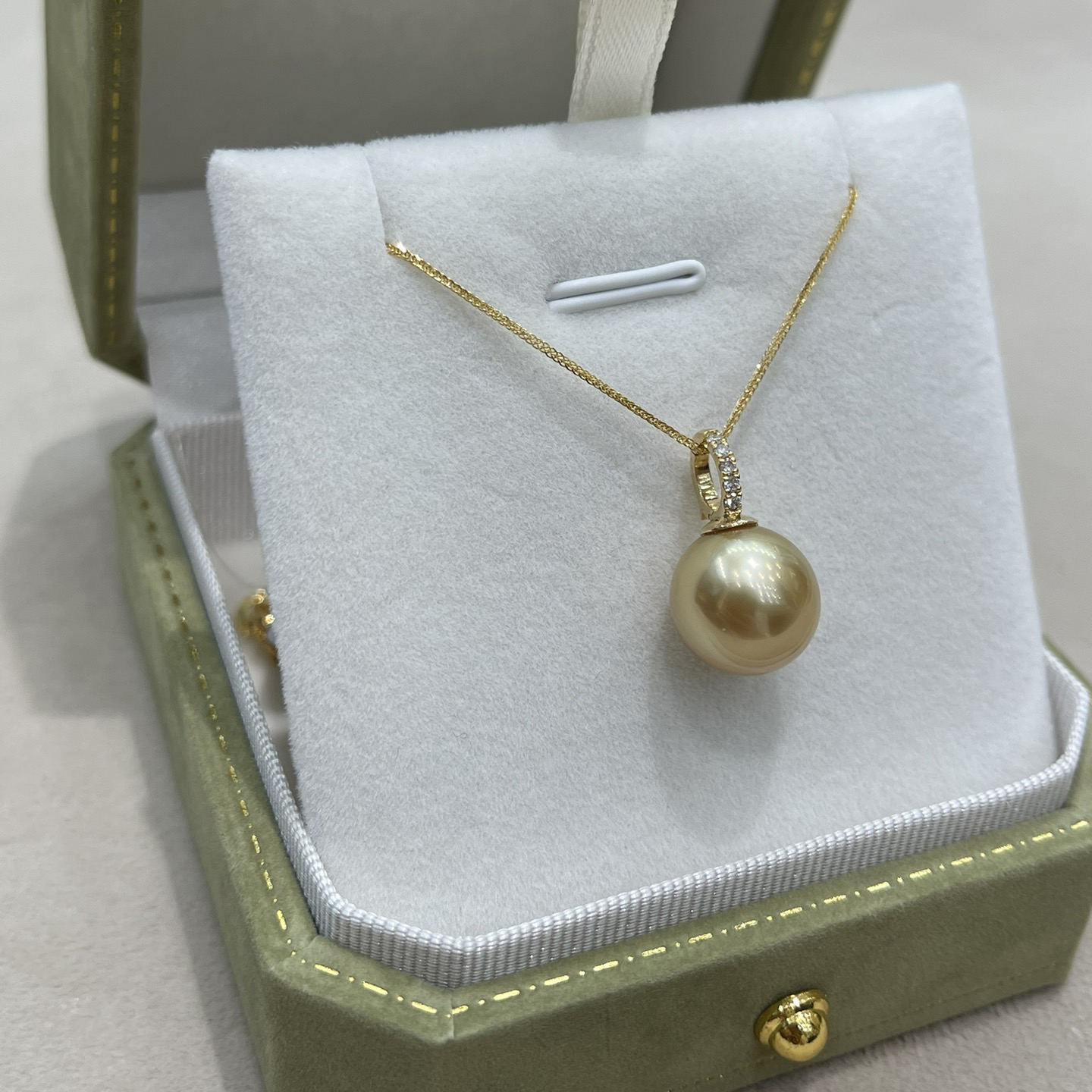 18K Gold Diamond Pearl Pendant