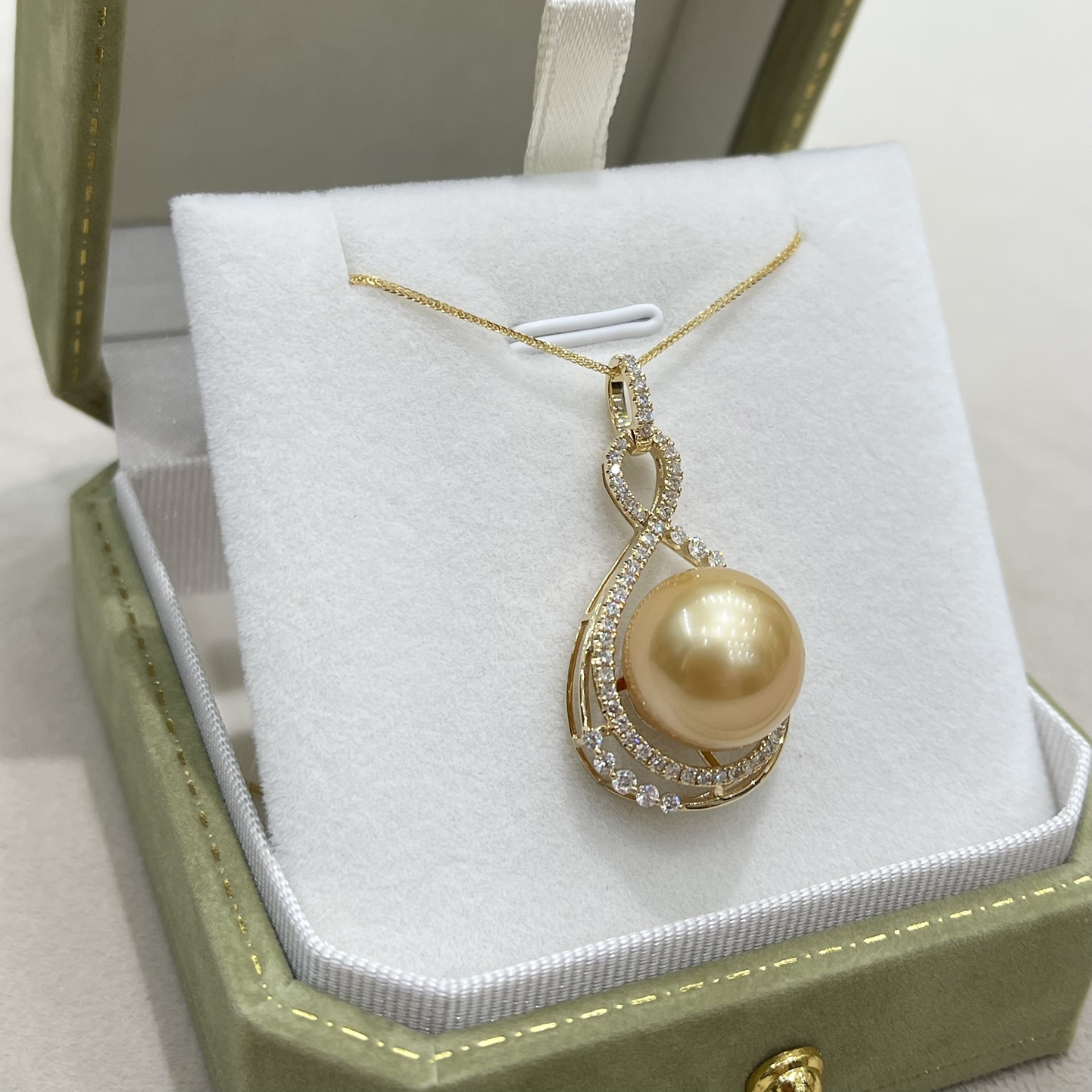 18K Gold Diamond Pearl Pendant
