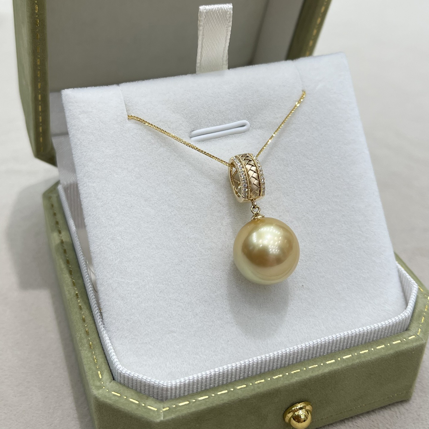 18K Gold Diamond Pearl Pendant