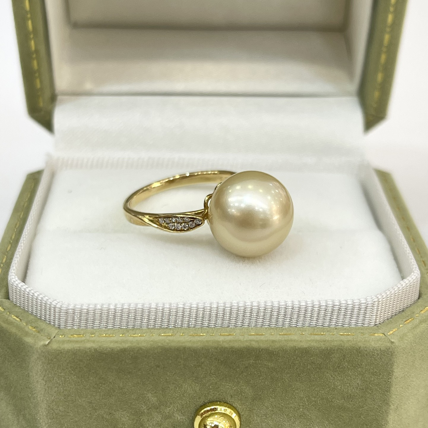18K Gold Diamond Pearl Ring