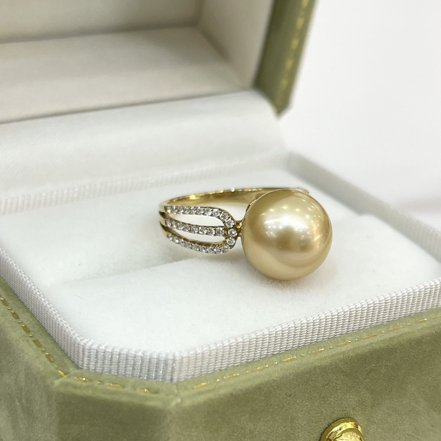 18K Gold Diamond Pearl Ring