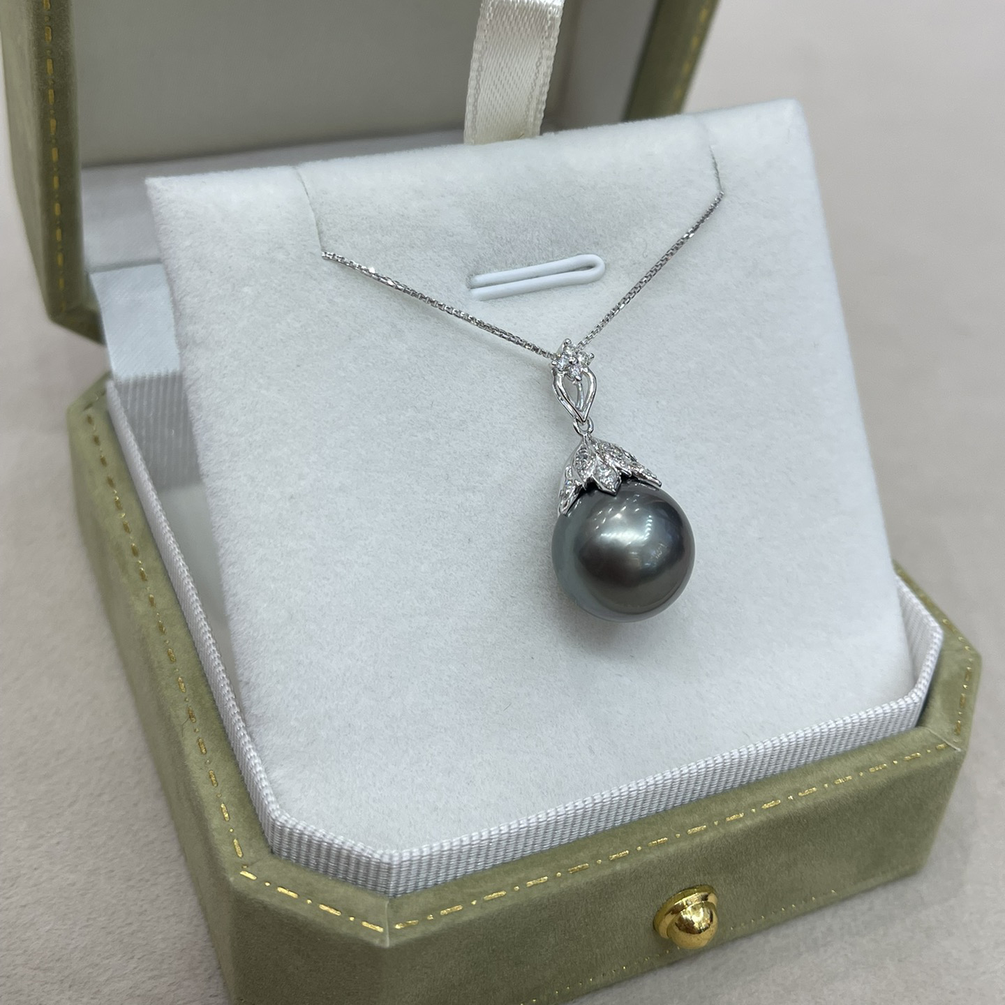 18K Gold Diamond Pearl Pendant