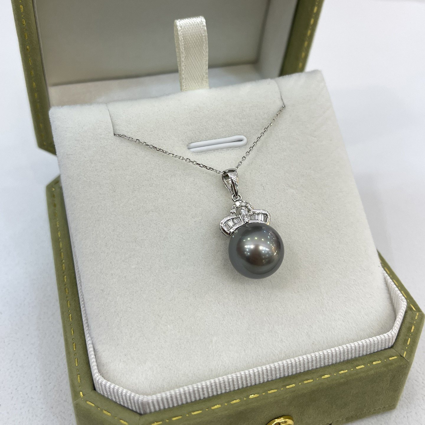 18K Gold Diamond Tahitian Pearl Pendant